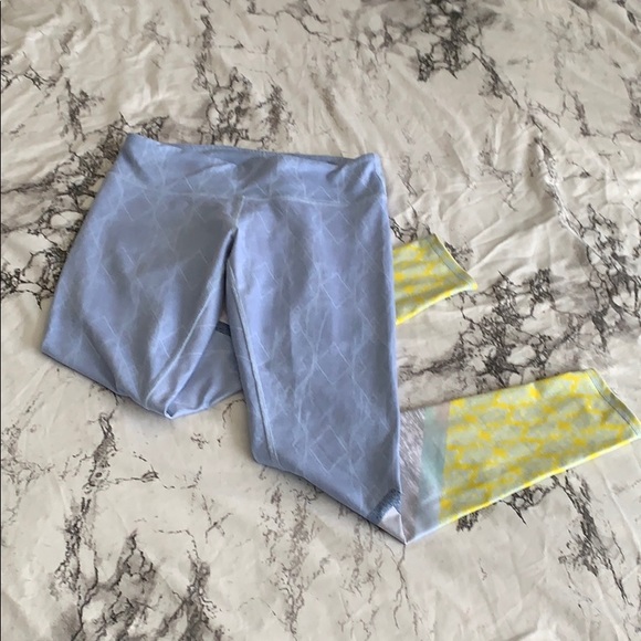 Alo Yoga Airbrush Tree Lace Sky Leggings - M - Picture 4 of 8